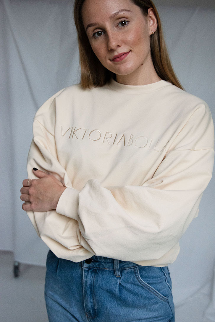 #5 THE PUFF SLEEVE LOGO SWEATER VANILLA