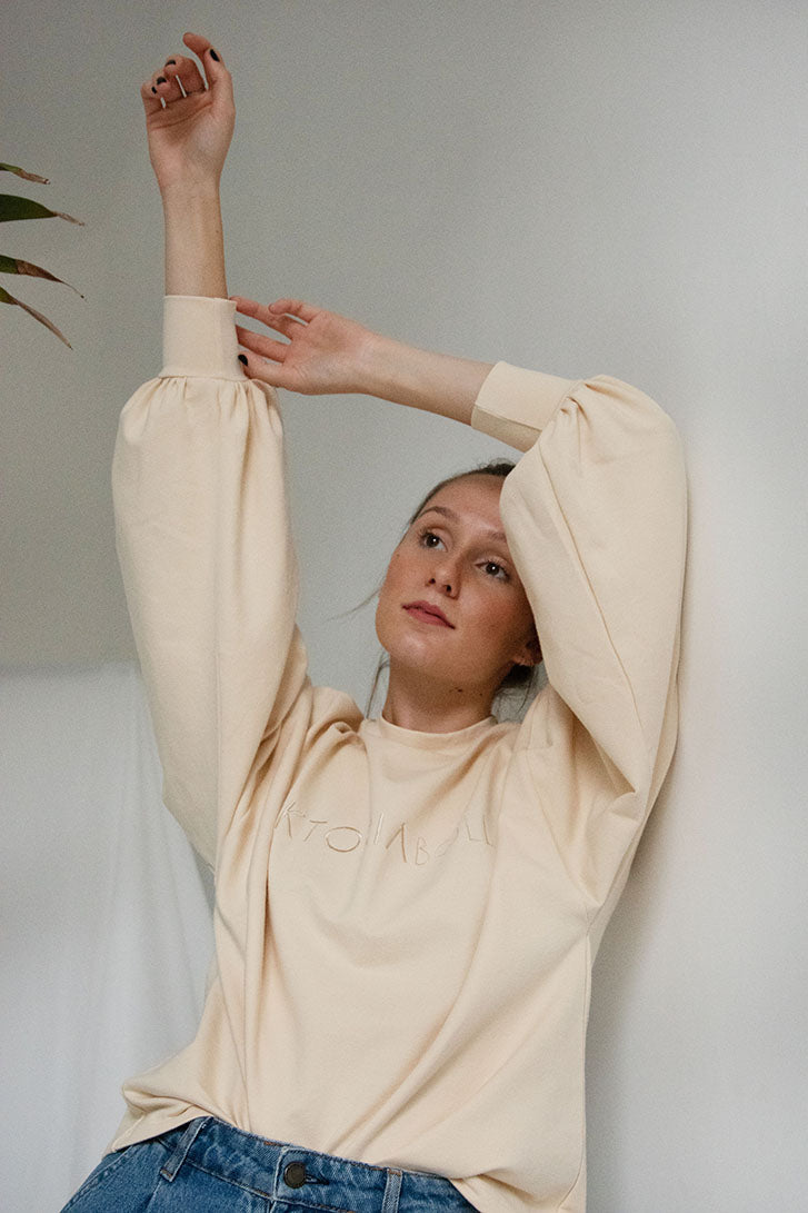 #5 THE PUFF SLEEVE LOGO SWEATER VANILLA