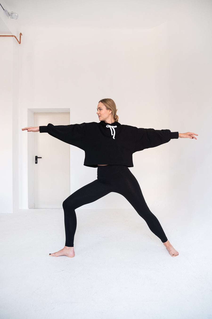 #9 THE CROPPED HOODIE BLACK