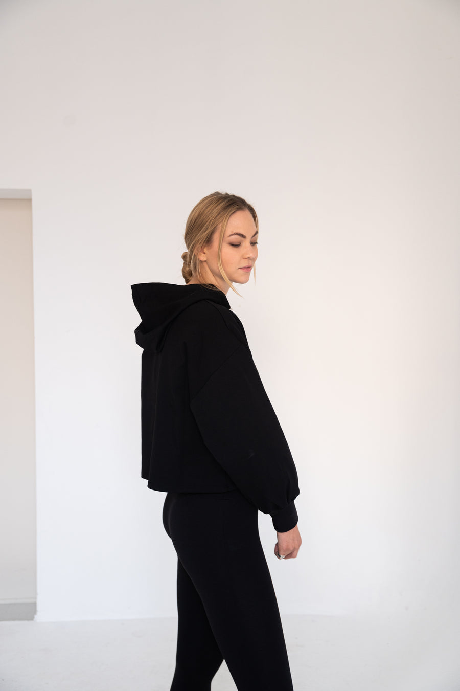 #9 THE CROPPED HOODIE BLACK