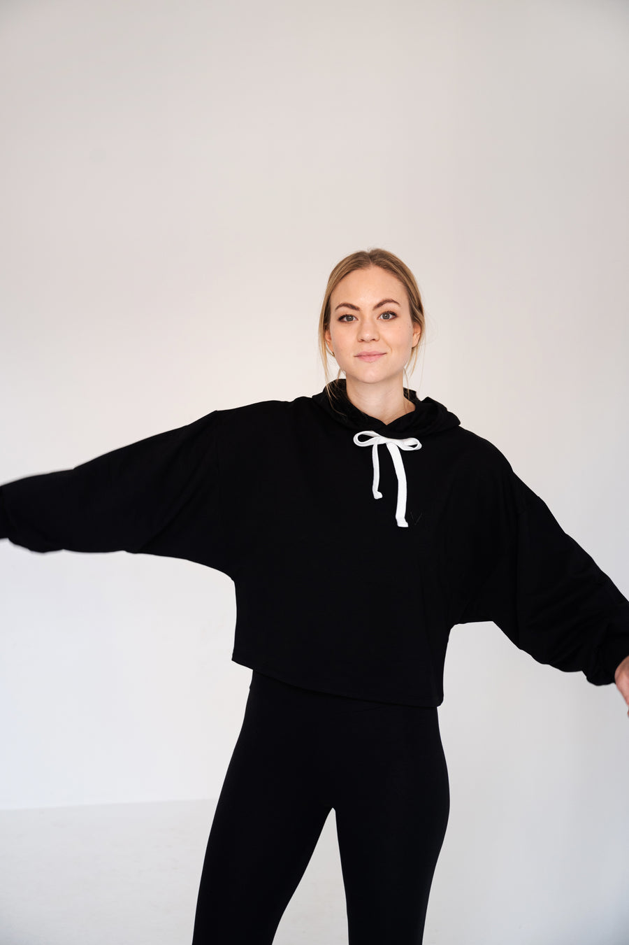 #9 THE CROPPED HOODIE BLACK